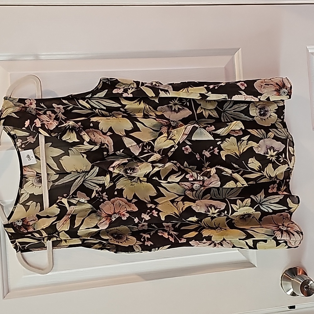 Cabi fully lined floral sleeveless blouse size medium top front ruffle. EUC